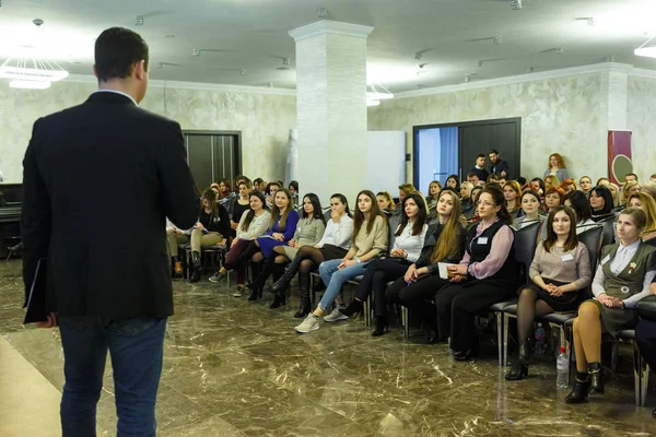 Kişinev, Moldova Cumhuriyeti - 29 Mart 2018: konuşmacı olarak iş konferans ve sunum. Arkadan görüntüleyin. İzleyici olarak konferans salonu.