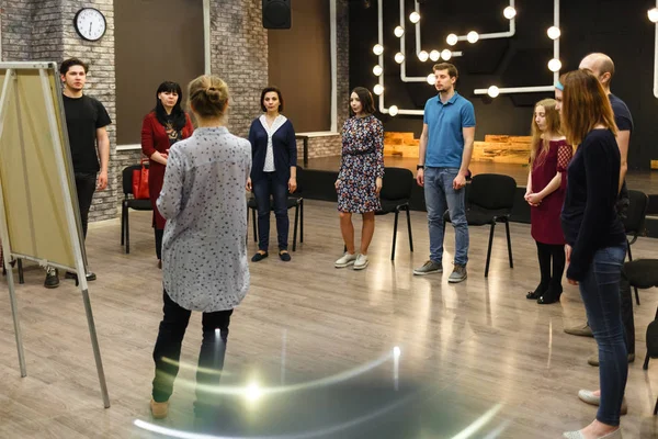 Kişinev, Moldova Cumhuriyeti - 30 Nisan 2018: öğretmen vekili veya iş çalıştırıcı standları bir grup öğrenci önünde.