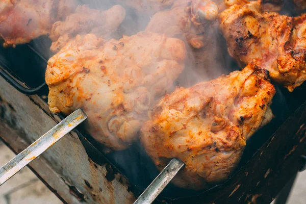 Csirke kebab készített egy rozsdás parázs. A háttér-füst. — Stock Fotó