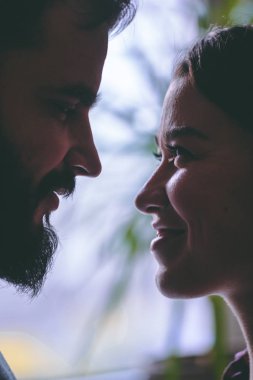 Genç bir çiftin yakın portresi. Erkek ve kadın aşık.