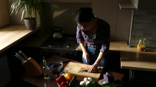 Hermosa Morena Trabajando Cocina Mujer Corta Cebollas Verdes Vegetariano Estilo — Vídeo de stock