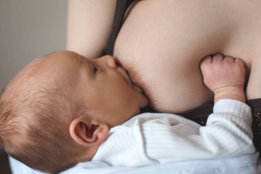 Anne meme besleme ve bebeğini sarılma. Mutlu aile hayatı. Adam doğdu.