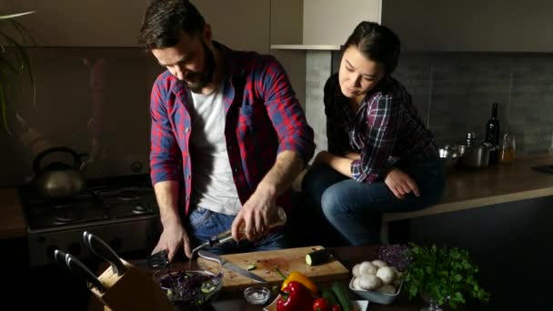 Pasangan Muda Yang Cantik Dapur Rumah Sambil Memasak Makanan Sehat — Stok Video