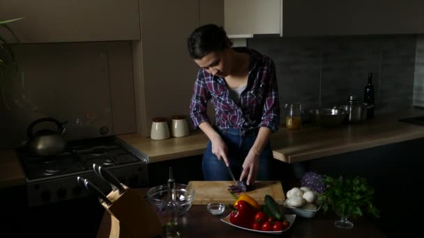 キッチンで働く美しいブルネット 女性は野菜を切る ベジタリアンと健康的なライフスタイル 2160P 25Fps Uhd ビデオ — ストック動画