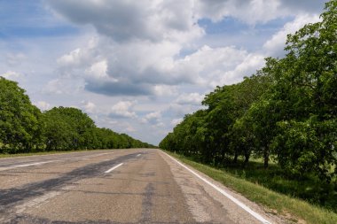 Asfalt yol, bulutlar ve gökyüzü.
