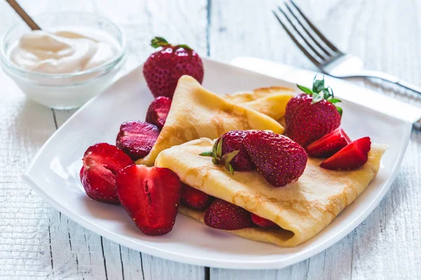 Pancakes with strawberries. On a white wooden background. — Stock Photo, Image