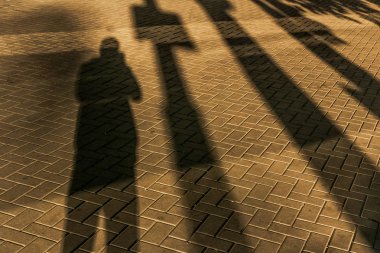 Gölge adamlar yolda.