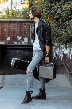 Bir vaka bir gitar ve amfi ile tutarak sokak müzisyeni. Yeraltı Geçidi iner. Serseri bir yaşam tarzı. Para kazanmaya oynuyorum. İşsiz müzisyen. Gelecekteki rock yıldızı.