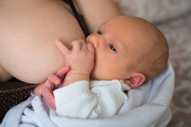 Anne meme besleme ve bebeğini sarılma. Mutlu aile hayatı. Adam doğdu.