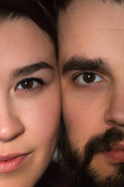 Genç bir çiftin yakın portresi. Erkek ve aşık kadın. Birbirlerine sarılmak.