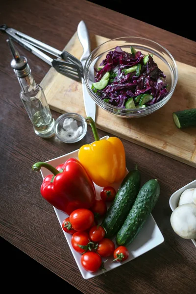 Салат из капусты и свежие овощи на столе. Вегетарианский и здоровый образ жизни . — стоковое фото
