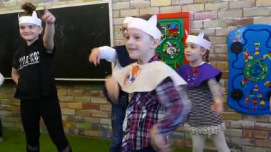 Chisinau, Moldova Cumhuriyeti-21 Mart 2019: çocuklar bir grup aktif dans ve eğlenin. Çocuklar için tatil. Video