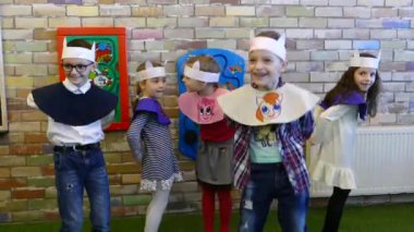 Chisinau, Moldova Cumhuriyeti-21 Mart 2019: çocuklar bir grup aktif dans ve eğlenin. Çocuklar için tatil. Video