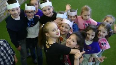Chisinau, Moldova Cumhuriyeti-21 Mart 2019: çocuklar bir grup ellerini yukarı yükseltmek ve gülmek. Çocuklar için tatil. Video.
