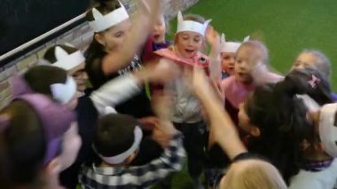 Chisinau, Moldova Cumhuriyeti-21 Mart 2019: çocuklar bir grup ellerini yukarı yükseltmek ve gülmek. Çocuklar için tatil. Video.