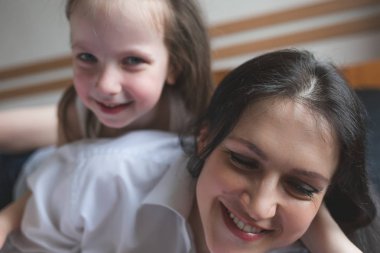 Anne kızıyla birlikte. Mutlu aile hayatı.