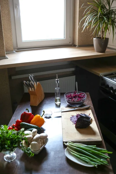 Lahana salatası ve taze sebze masaya vardır. Vejetaryen ve sağlıklı yaşam tarzı. — Stok fotoğraf