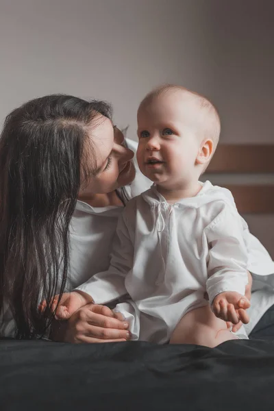 Mama z synem. Szczęśliwe życie rodzinne. — Zdjęcie stockowe