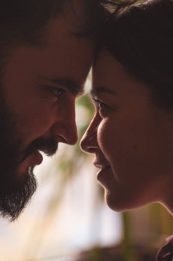 Genç bir çiftin yakın portresi. Erkek ve aşık kadın. Birbirlerine sarılmak.