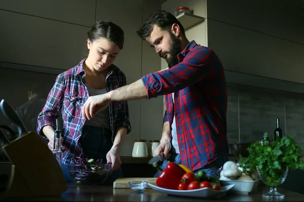Güzel genç çift mutfakta yemek sağlıklı yemek sırasında evde. Karısı karışımı salata. Tuzlama salata kocası. Olay yerinden aile hayatı. — Stok fotoğraf