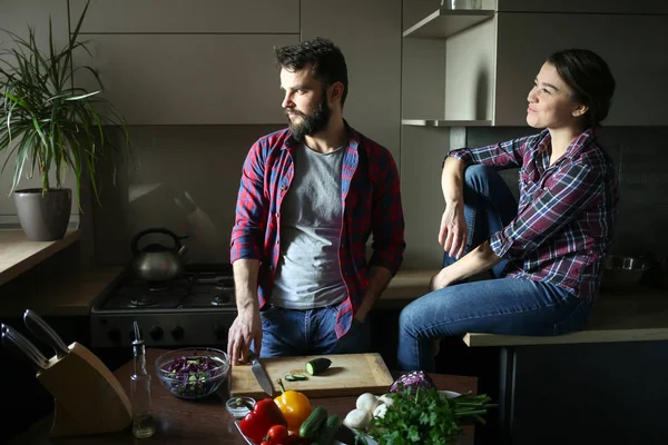 Evde mutfakta güzel genç çift sağlıklı yemek pişirirken. Aile hayatından bir sahne. — Stok fotoğraf