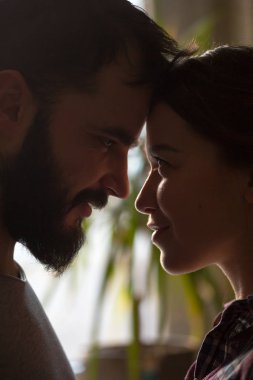Genç bir çiftin yakın portresi. Erkek ve aşık kadın. Birbirlerine sarılmak.
