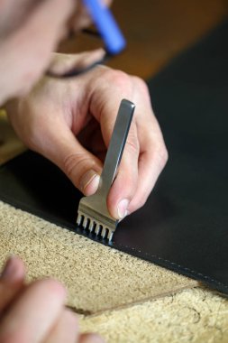 Doğal deri ile çalışan deri ustası. El yapımı konsept. Deri ürünleri oluşturmak için küçük işletme kavramı.