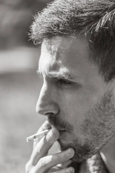 喫煙者はタバコを口にくわえる。悪い習慣と5分の休憩の概念。外であごひげの煙を持つ男. — ストック写真