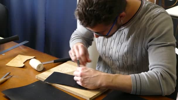 Artigiano Pelle Che Lavora Con Pelle Naturale Utilizzando Martello Concetto — Video Stock