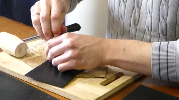 Δερμάτινο Τεχνίτη Που Λειτουργεί Φυσικό Δέρμα Χρησιμοποιώντας Σφυρί Χειροποίητη Ιδέα — Αρχείο Βίντεο