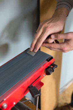 Deri ustası zıpzAma deri kesmek için bıçak biler. El yapımı konsept. Deri ürünleri oluşturmak için küçük işletme kavramı.