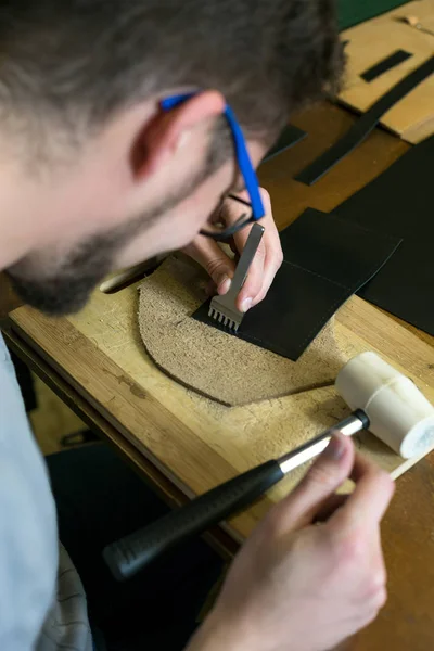 Artisanat en cuir travaillant avec du cuir naturel. Concept fait main. Concept de petite entreprise pour créer des produits en cuir . — Photo