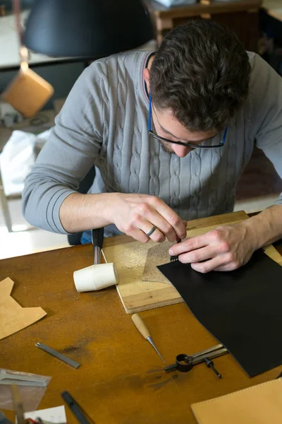皮革工匠与天然皮革工作。手工概念。小型企业概念，创造皮革产品. — 图库照片