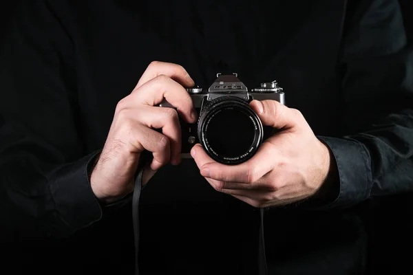 摩尔多瓦共和国基希讷乌 - 2019年3月12日：男子摄影师手持相机。拍摄过程。日本复古摄影相机美诺塔. — 图库照片
