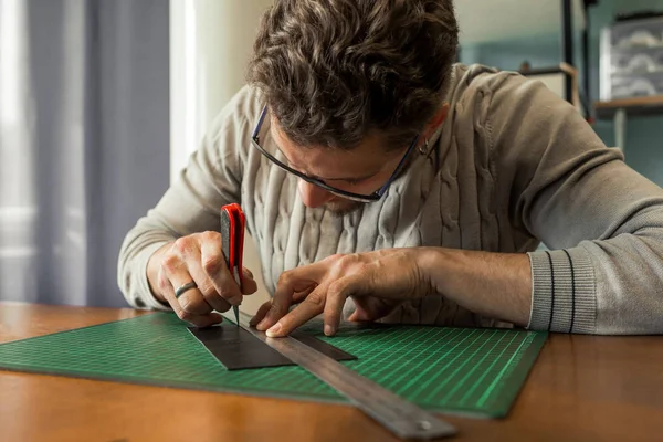 Kožený řemeslník pracující s přírodní kůží. Ručně vyrobený koncept. Koncepce malých podniků pro tvorbu kožených výrobků. — Stock fotografie