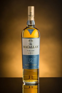 Chisinau, Moldova Cumhuriyeti - 20 Şubat 2017: Macallan 12 yıl yayla tek malt viski sarı arka plan üzerinde viski.