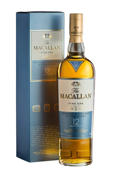 Chisinau, Moldova Cumhuriyeti - 20 Şubat 2017: Macallan 12 yıl yayla tek malt viski beyaz arka plan izole.