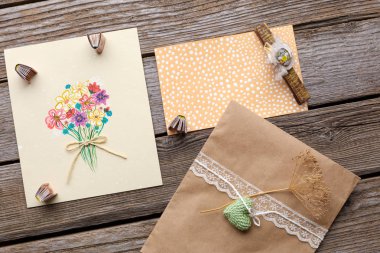 Ahşap zemin üzerine çiçekli tebrik kartı.