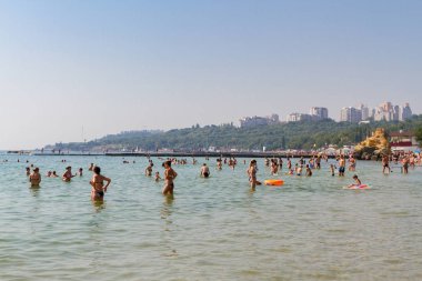 Odessa, Ukrayna - 26 Temmuz 2015: Deniz suyunda mayo giyen bir sürü insan. Plaj hayatı. Odessa, Ukrayna.