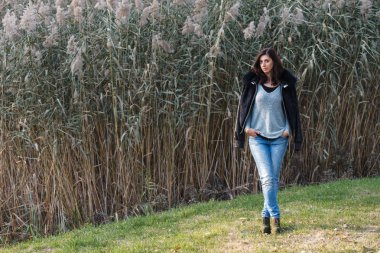 Sazlık bir arka plan üzerinde güzel esmer duran.