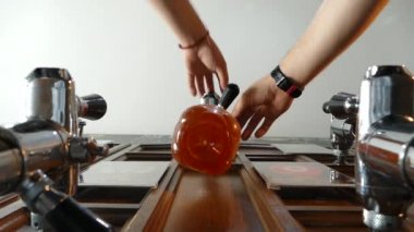 Adam plastik bir şişeye bira dökmeye. Şişe dokunun ve damla aşağı düşmek kaldırır. Daha düşük bir açıyla vuruldu. Video.