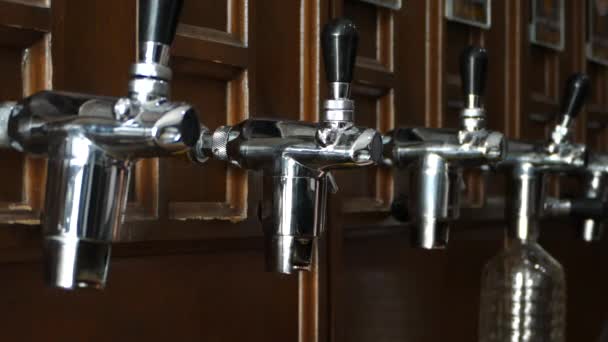 Mann gießt Bier in eine Plastikflasche. Bierabfüllanlage. Barmann serviert in der Taverne. Fokus auf Zapfhahn. — Stockvideo