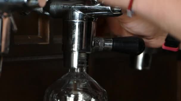 Close up of men hands filling plastic bottle of craft beer in bulk in shop. — Stock Video