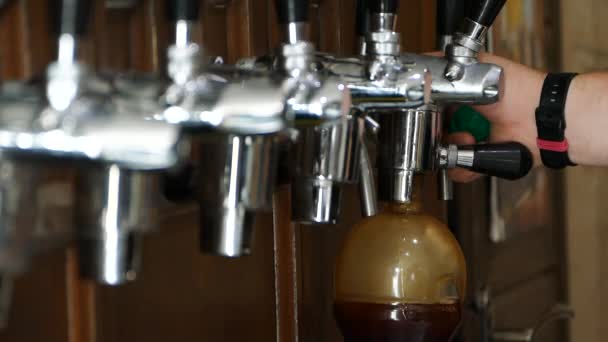 Barman Derrama Uma Cerveja Escura Uma Garrafa Plástico Fecha Tampa — Vídeo de Stock