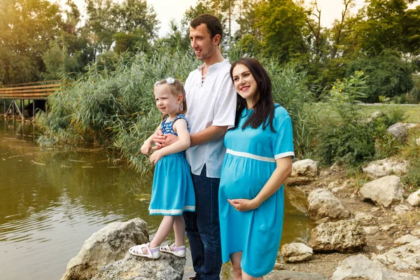 호수 에 의해 행복 한 가족입니다. 여자 임신. — 스톡 사진
