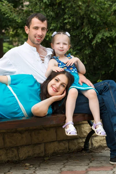 공원 의 벤치에 앉아 가족. 임신 한 여자. 행복한 가정 생활 개념. — 스톡 사진
