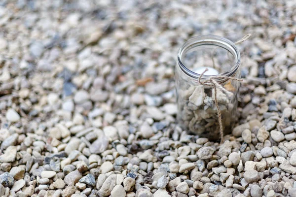 Banco con una vela sobre fondo de piedra marina . — Foto de Stock