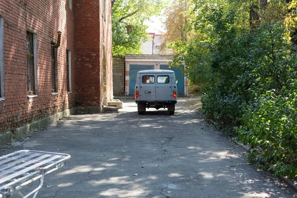 Vieille ambulance et civière lit de brancard près de l'hôpital . — Photo