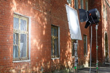 Çekim süreci. Spot ışığı pencereyi aydınlatır.