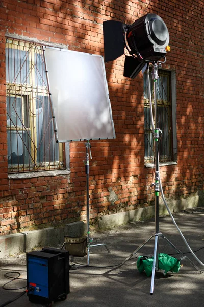 Processus de tournage. Projecteurs illuminent les fenêtres . — Photo